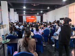 年轻的棋手们全神贯注、耐心详尽、举棋思虑、